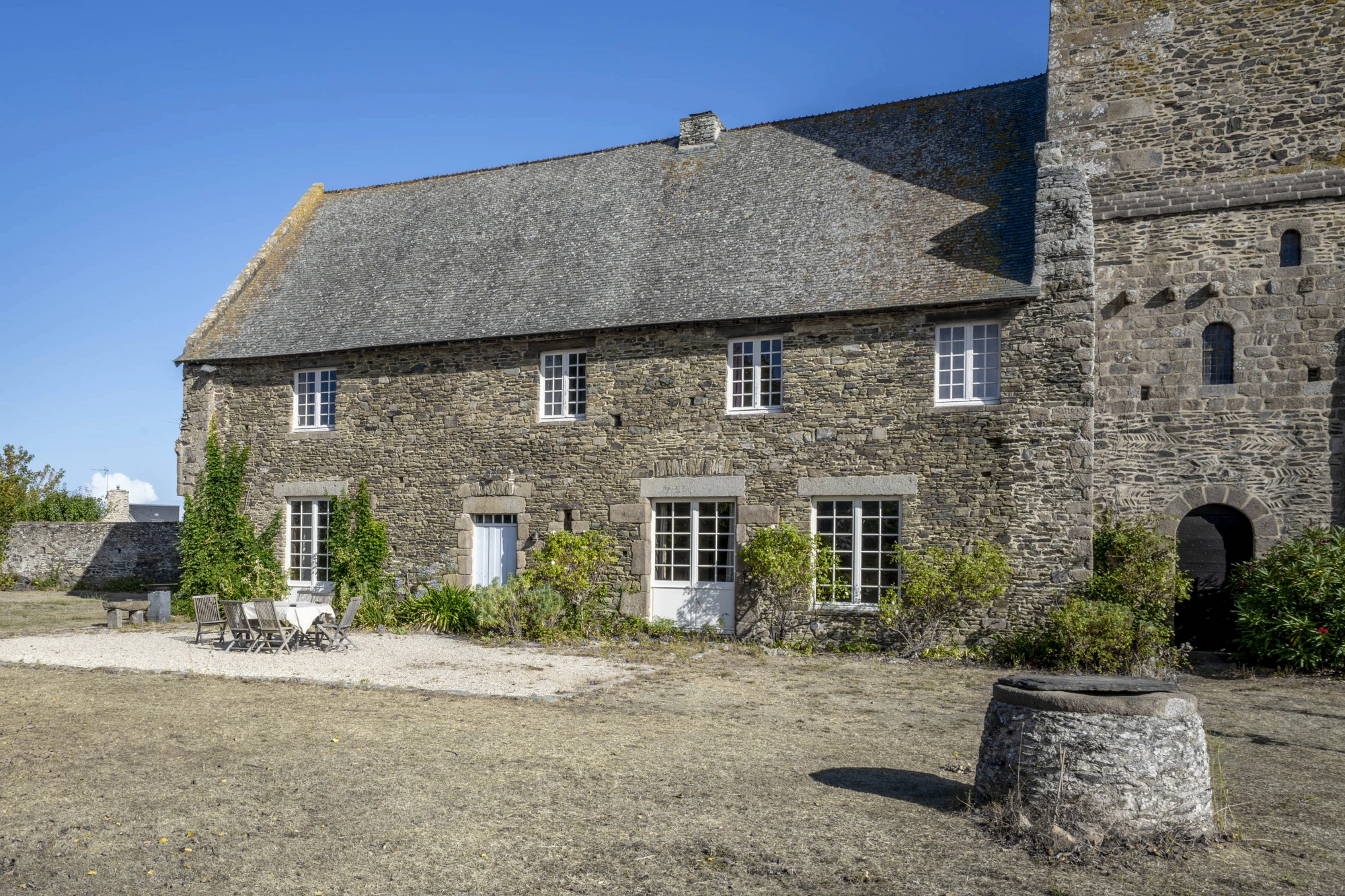 Le logis et le puits